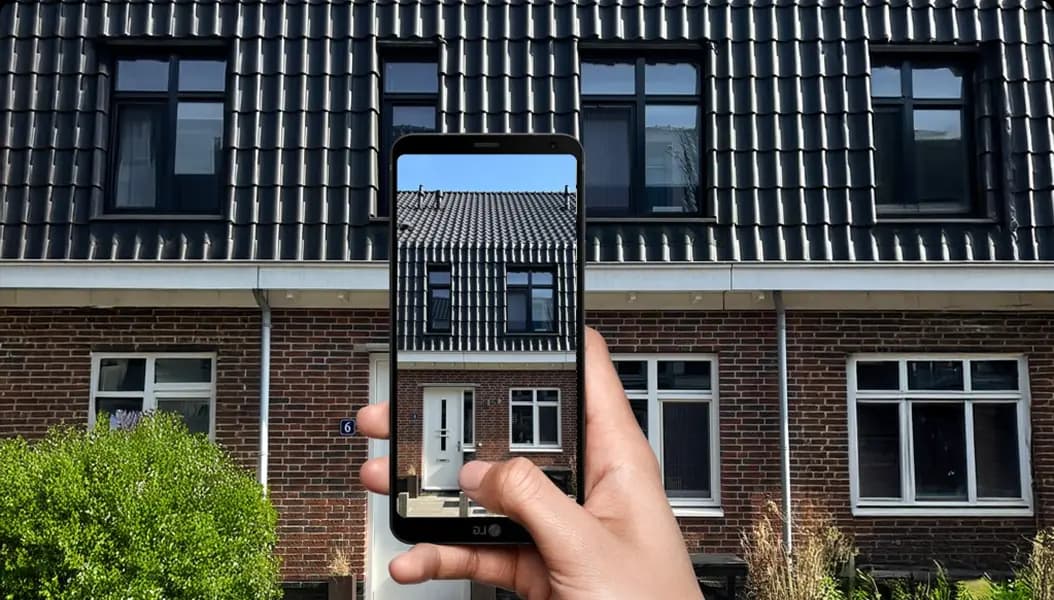 Schilder die een voordeur schildert